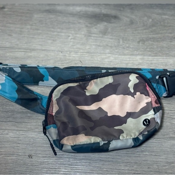 lululemon everywhere belt bag Guava pink multi camo bag - Picture 3 of 6